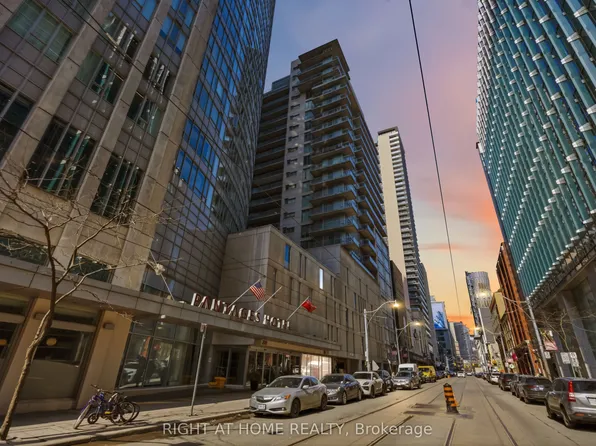210 Victoria St #4106, Toronto, ON M5B 2R3