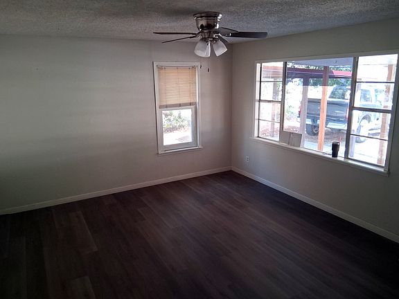 3rd image of 306 S Oak Ln