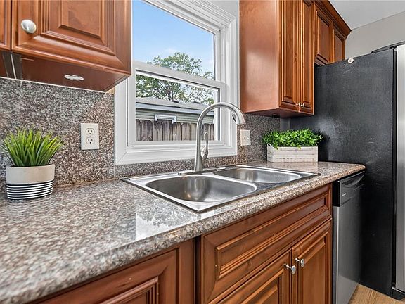 4th image of 428 Draper Dr