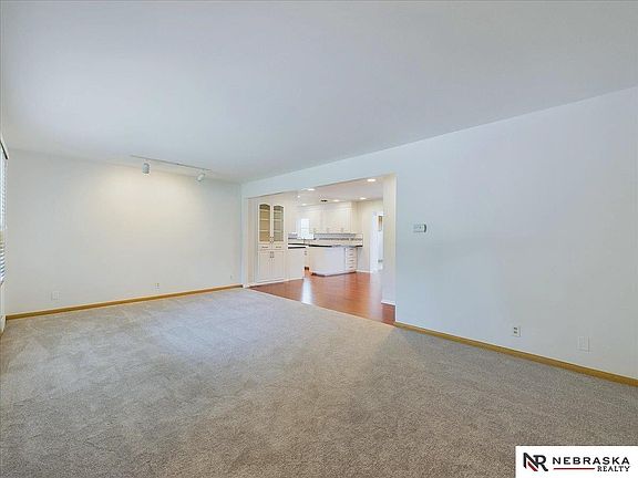 4th image of 324 Dale Dr
