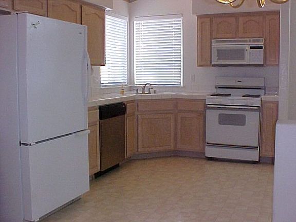 kitchen w/ microwave 