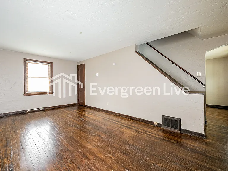 712 Lynda Ln — Photo 3