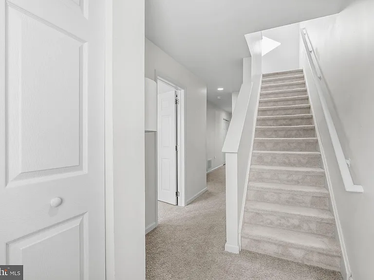 413 Beach Ave W #B — Photo 5