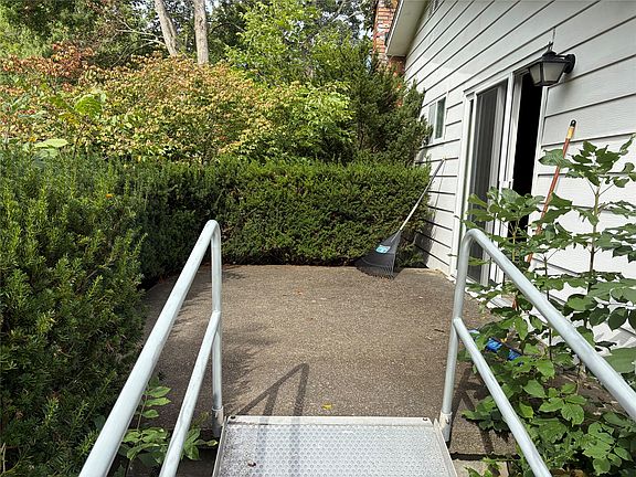 4th image of 292 N Main St