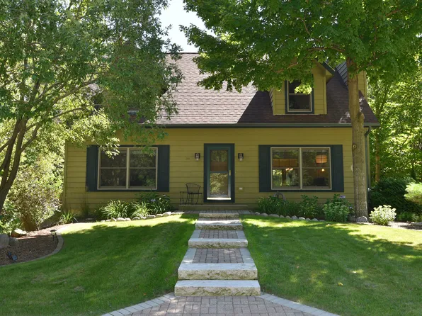 961 Ridgeway Cir, Fredonia, WI 53021