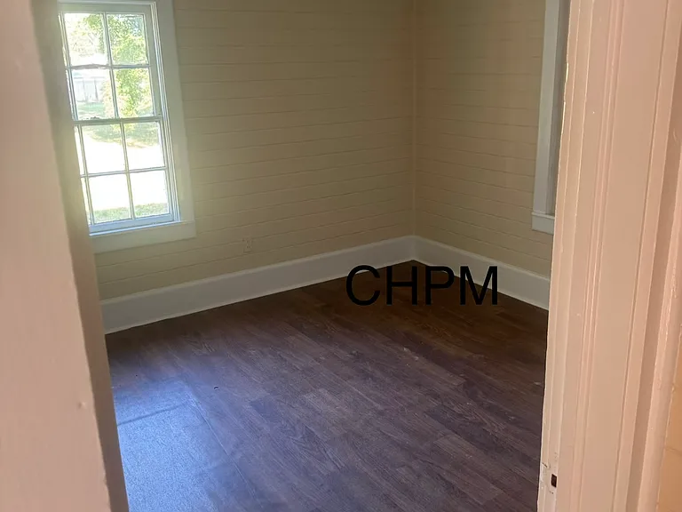 604 Bee St — Photo 4