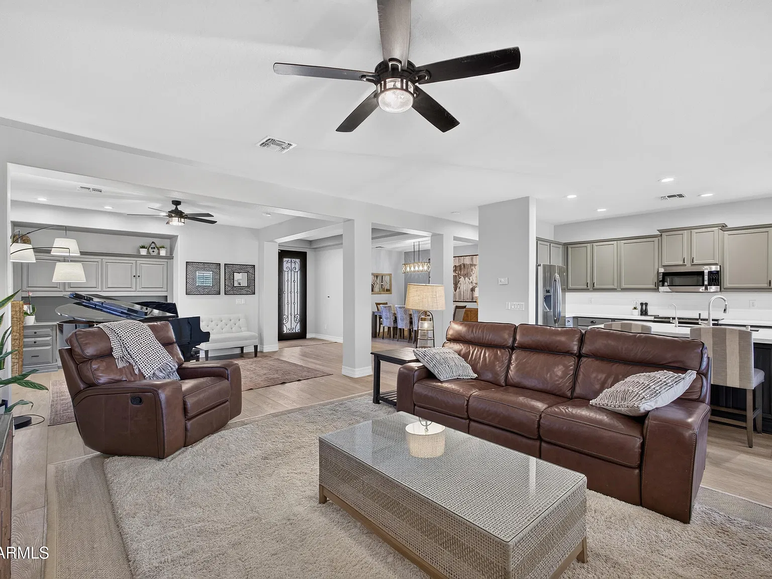 3 bed, 2.0 bath, 2285 sqft, $3,500 — Photo 2