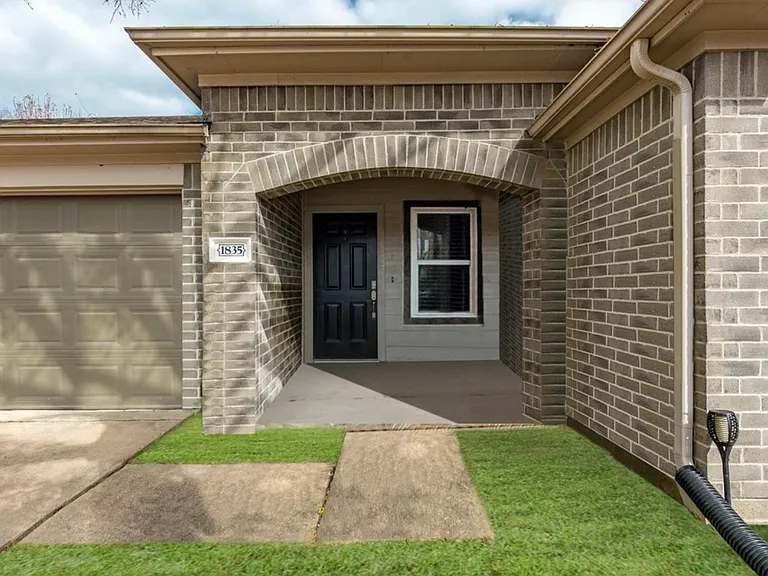 1835 Oak Ridge Dr — Photo 3