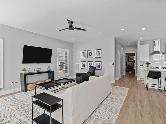 4th image of 528 Veritas St