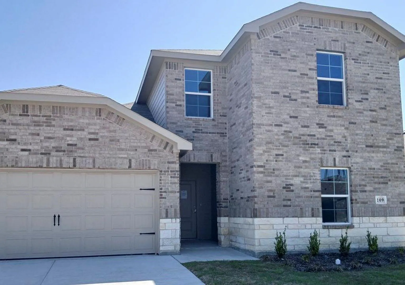 4 bed, 2208 sqft, $2,150 — Photo 1