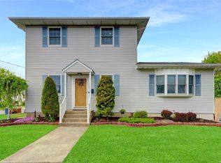 939 N Bay Ave, Massapequa, NY 11758