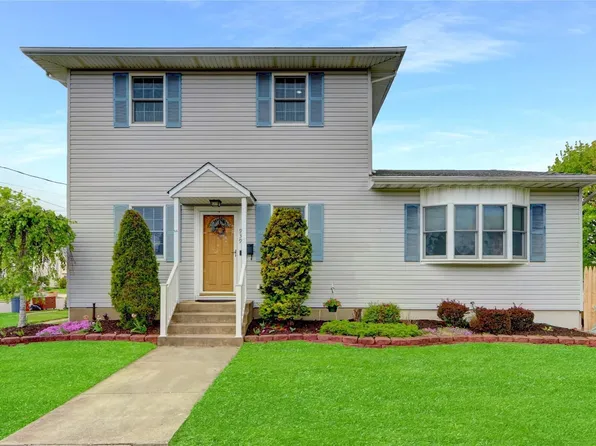 939 N Bay Avenue, Massapequa, NY 11758