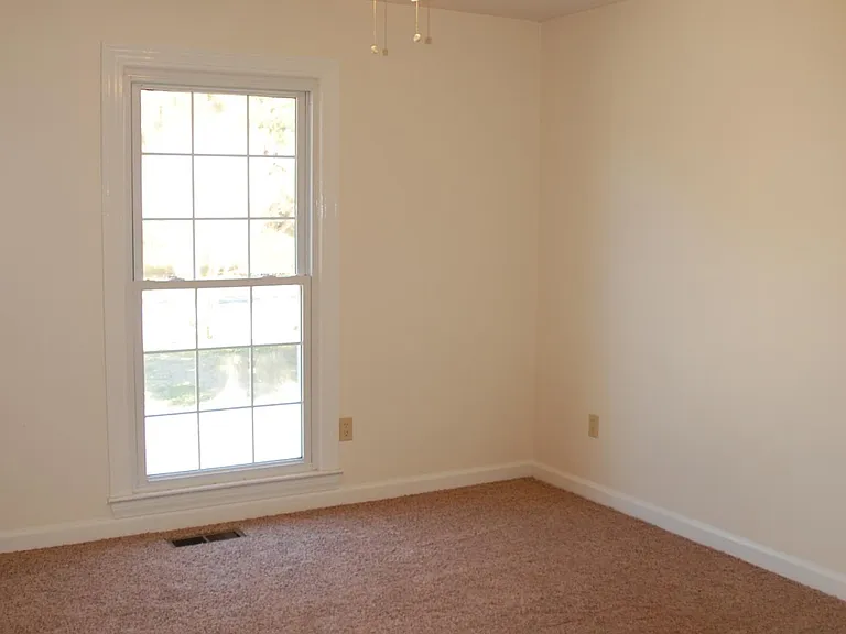 104 Dorchester Ln — Photo 10