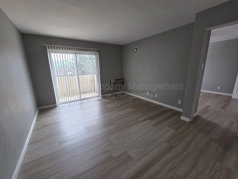 2727 Hampton Ave #305 — Photo 2
