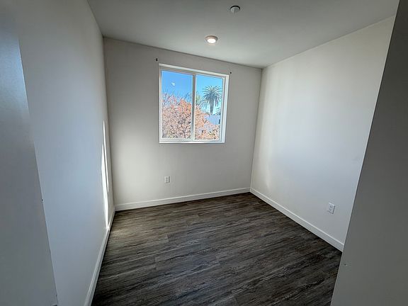 3rd image of 937 E 25th St #206