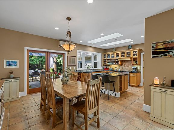 4th image of 825 Fern Rd E
