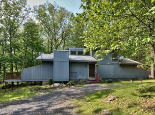 3521 High Crest Rd, Canadensis, PA 18325