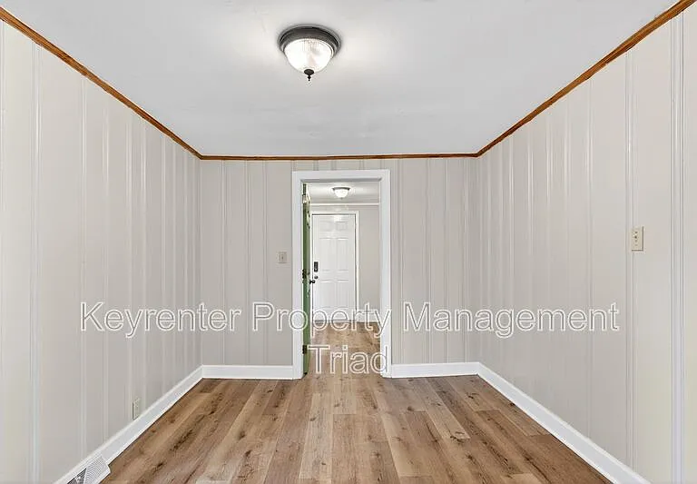 704 E Lexington Ave — Photo 12