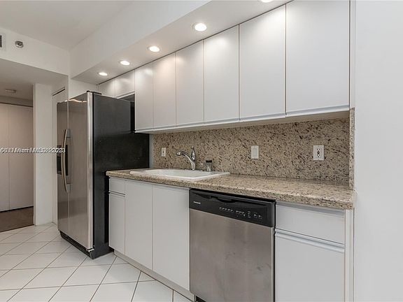 5th image of 1000 W Island Blvd APT 705