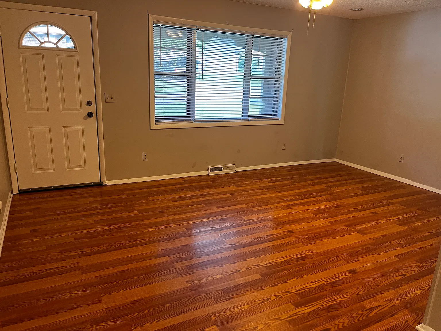 3 bed, 1.5 bath, 894 sqft, $1,650 — Photo 2