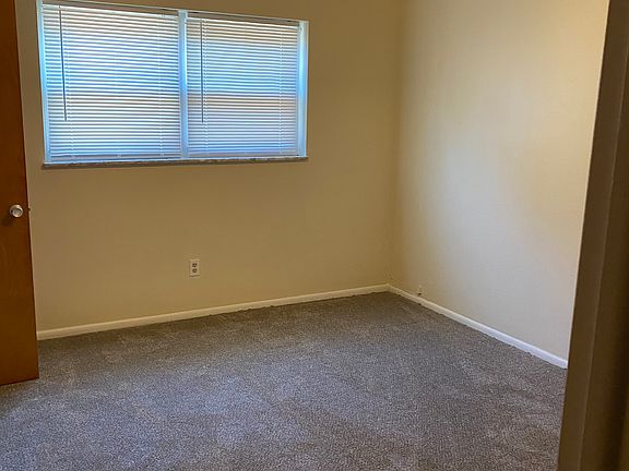 5th image of 17103 Van Aken Blvd #1A