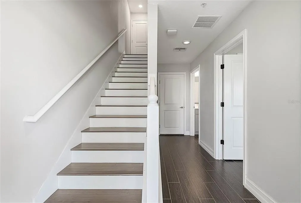 3 bed, 3.5 bath, 2210 sqft, $4,900 — Photo 4