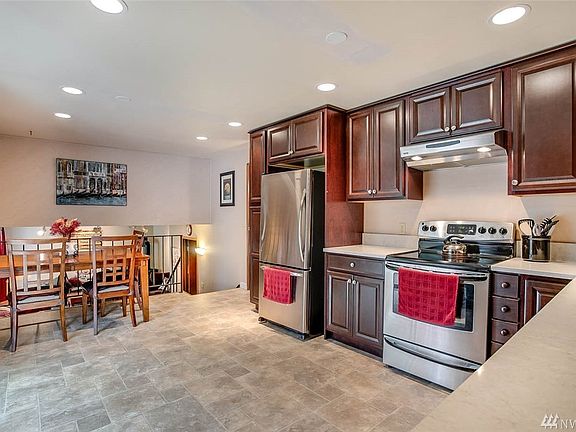 Plenty of "eat-in" space in the kitchen.