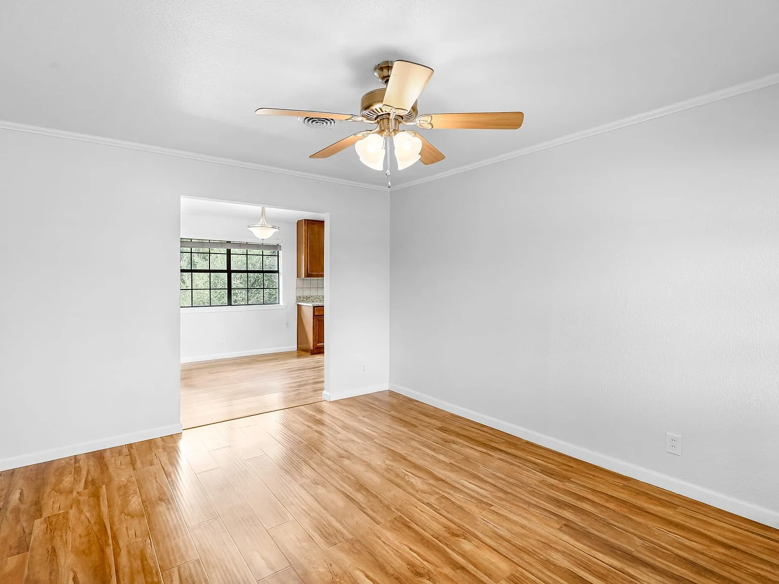 3 bed, 2.0 bath, 1192 sqft, $2,200 — Photo 2