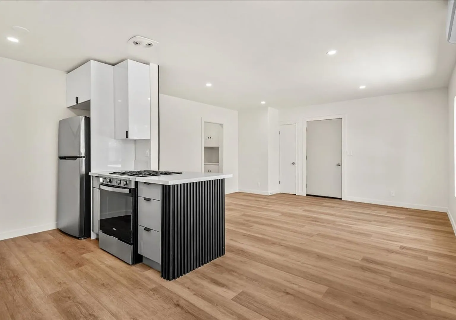 A Refined 1BR/1BA Residence in the Heart of Inglewood — Photo 1