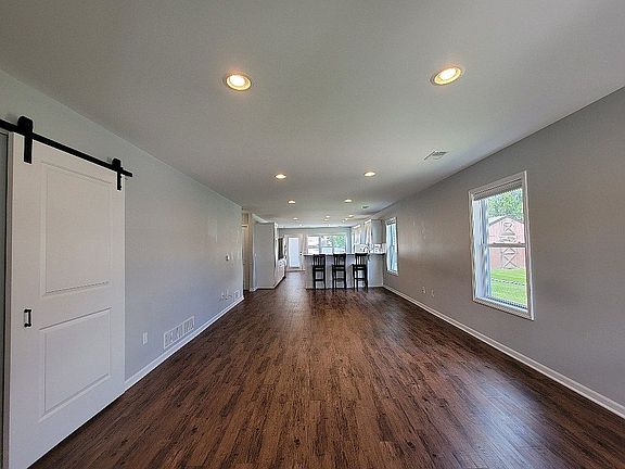 5th image of 50 W Elmwood Ave