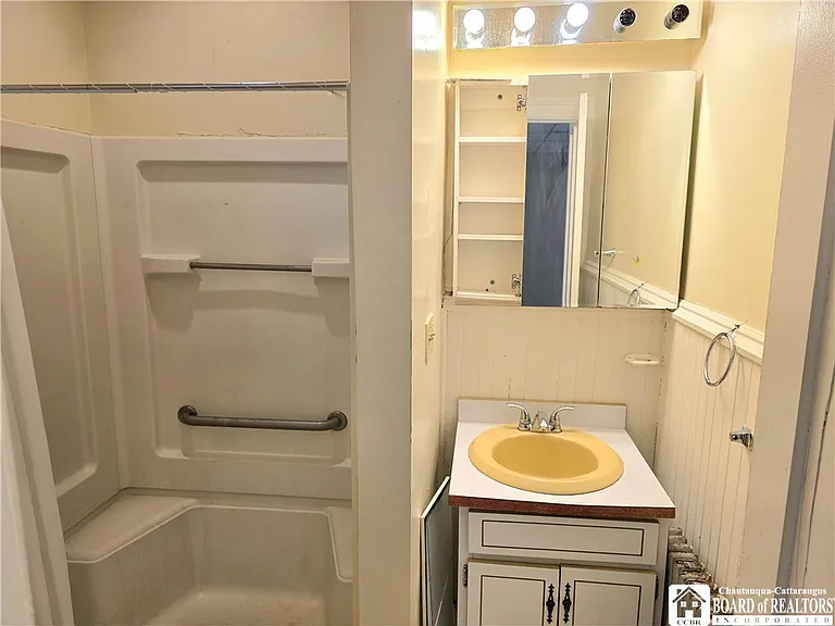 329 Crossman St — Photo 9