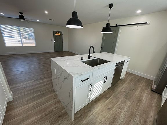 2nd image of 117 E La Cienega Ave