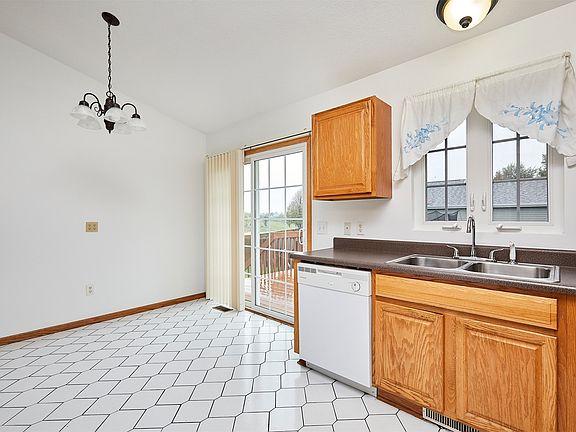 4th image of 304 Walnut Cir