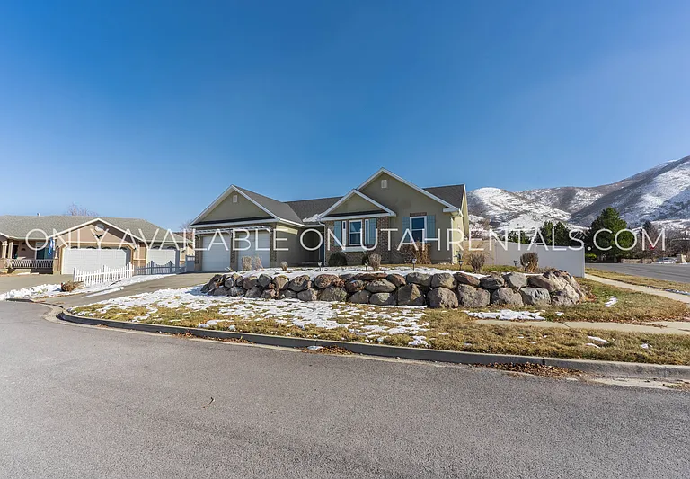 1595 S 50 W — Photo 2