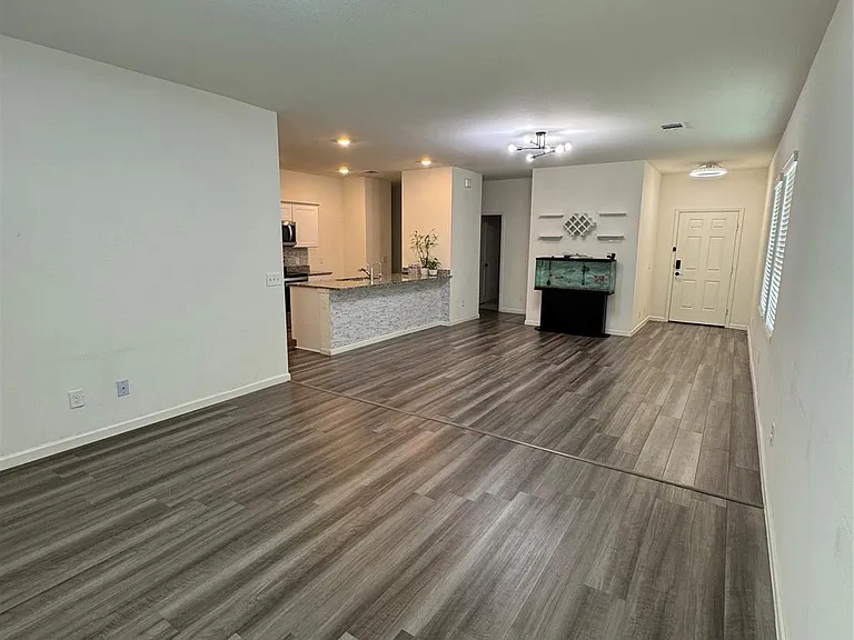 1061 Long Bay Ct — Photo 4