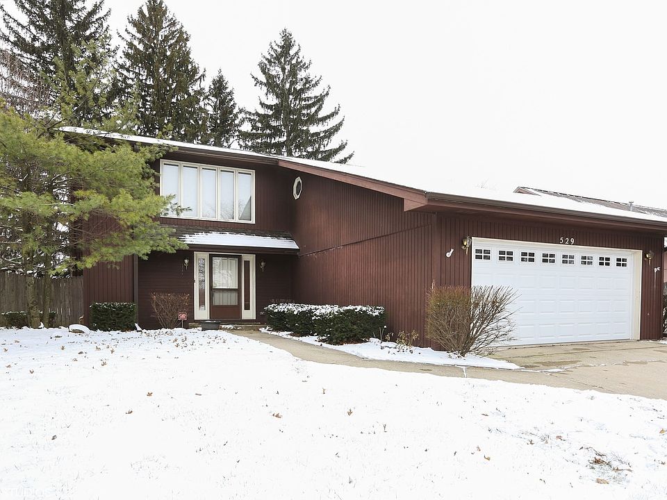 2 story, 3 bedrooms 2 1/2 bath home on a quiet cul-de-sac in Central Lockport