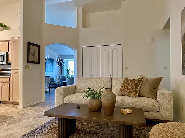 2460 W Catalpa Rd — Photo 25
