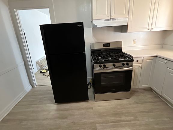 3rd image of 111 S Lindsay St APT 4