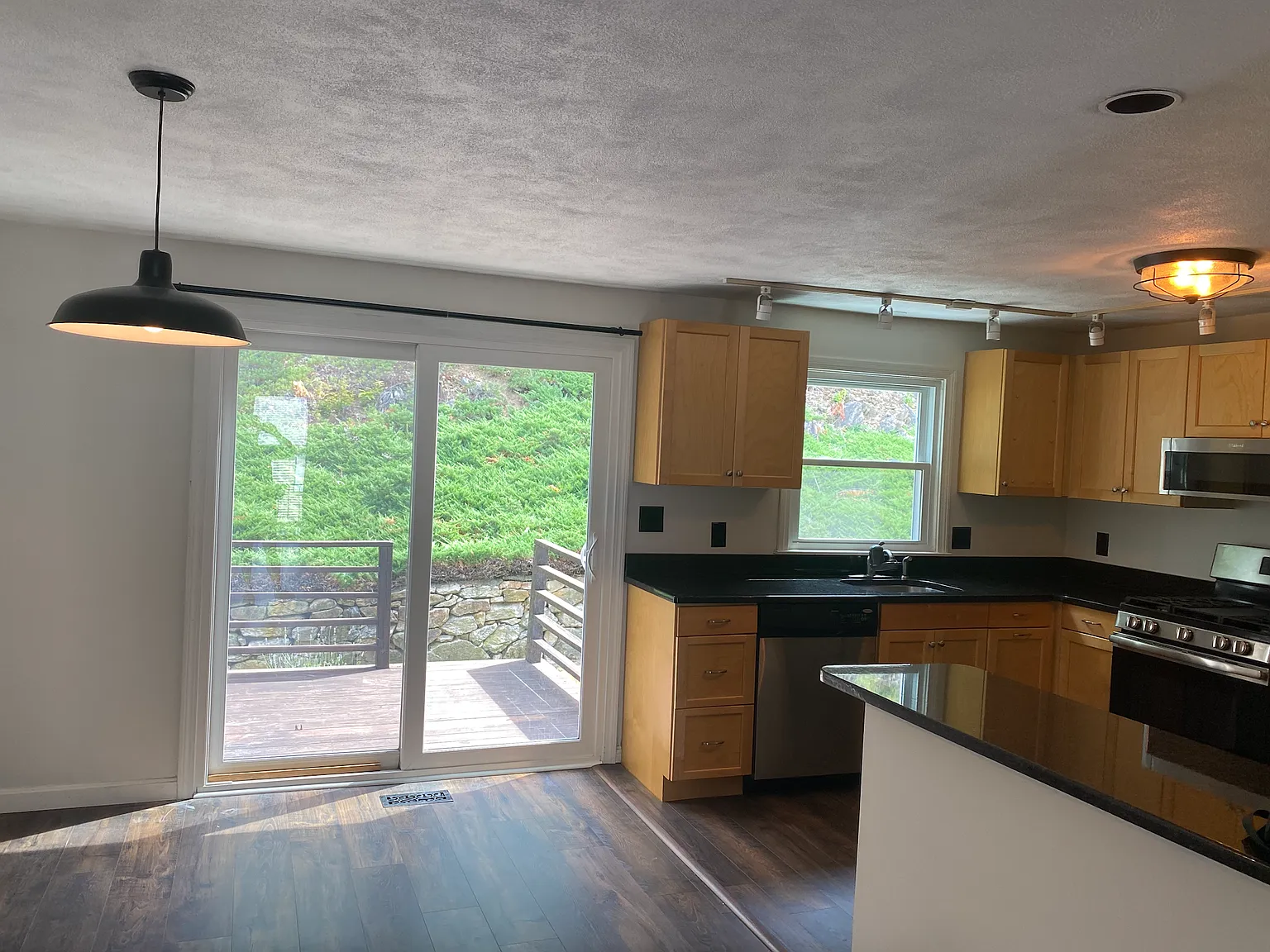 3 bed, 1.5 bath, 1975 sqft, $3,200 — Photo 4