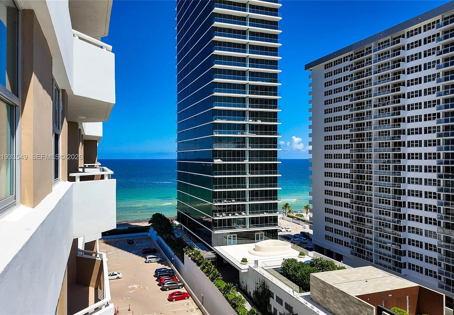 Hemispheres Condo — Photo 2