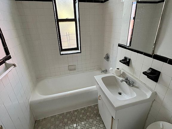 3rd image of 3525 Bainbridge Ave APT 5E