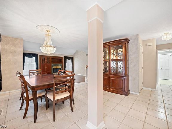 3rd image of 801 Hampton Ct