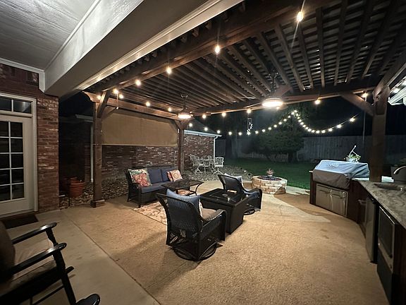 Outside kitchn covered patio