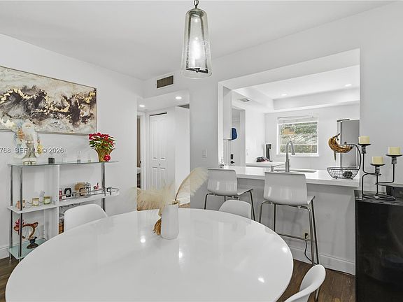 5th image of 9340 Lagoon Pl APT 304
