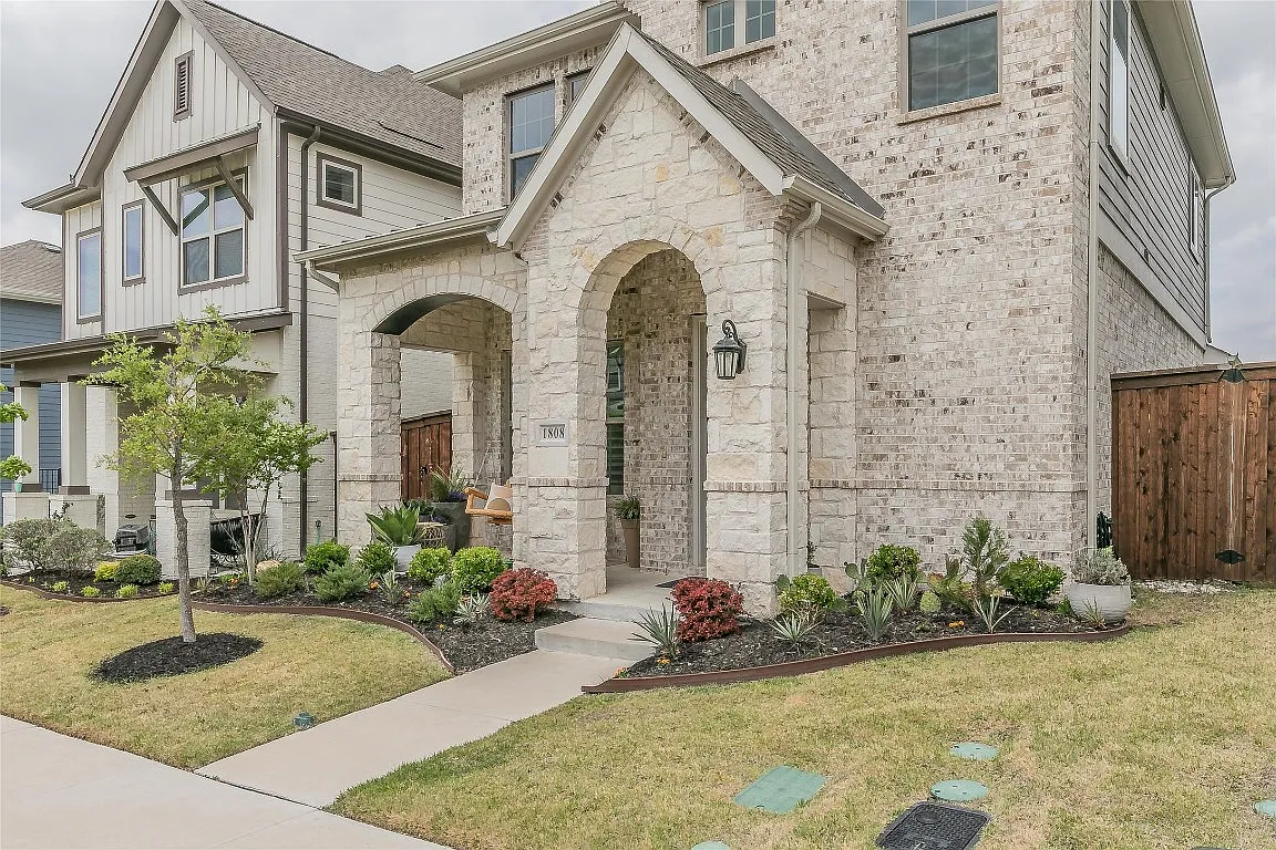 1808 Roundtree Cir W — Photo 3