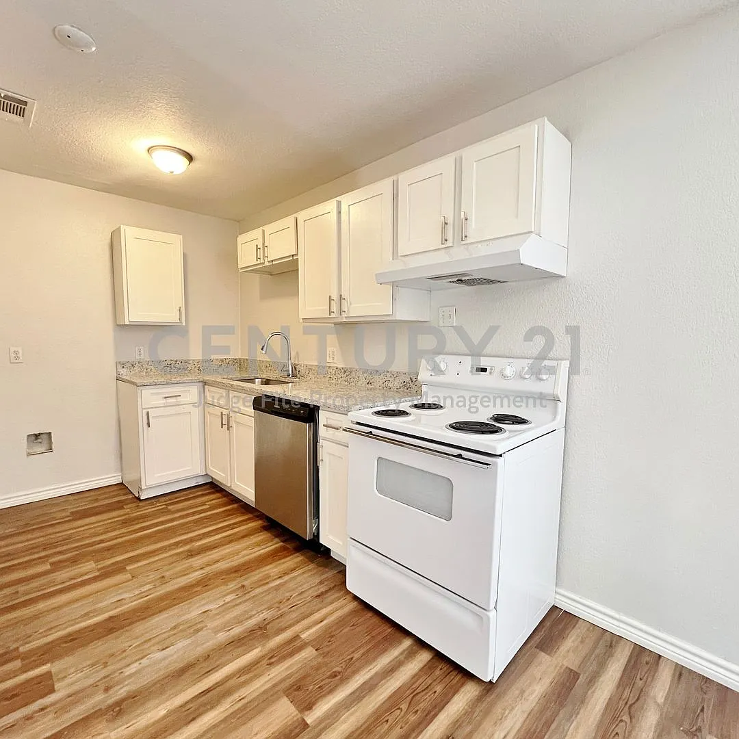 Cute 3/2 in Dallas For Rent! — Photo 4