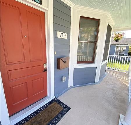 4th image of 719 W Victory Dr