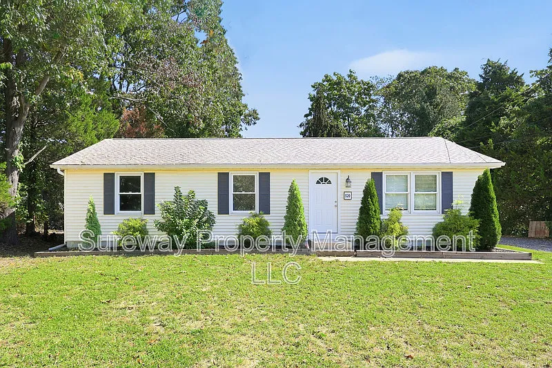 3 bed, 1.0 bath, 1104 sqft, $2,700 — Photo 1