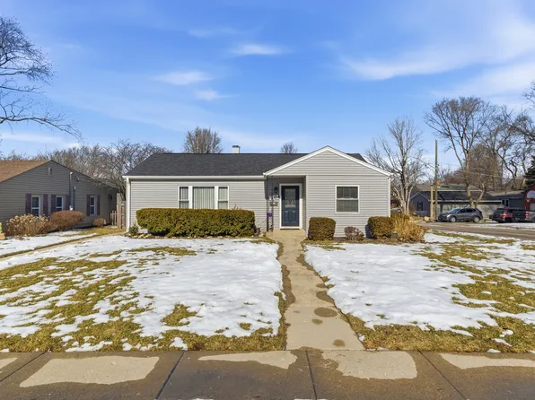 204 Woodlawn Dr, Mundelein, IL 60060