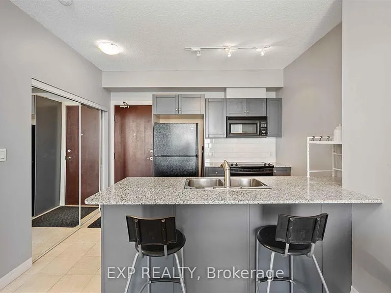 1359 Rathburn Rd E — Photo 4